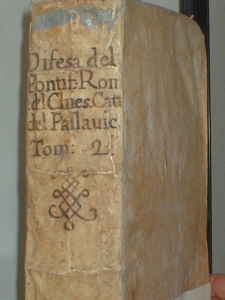 libri-con-rilegatura-in-pergamena-dove-si-evidenzia-che-vecchi-di-400-anni-sono-ancora-intatti-biblioteca-r-caracciolo-lecce-fot-g-de-filippi-3