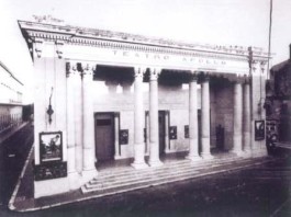 Sul Teatro Apollo di Lecce