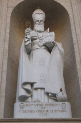 Una statua di San Gregorio Armeno a ridosso della basilica vaticana