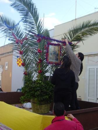 Spongano (Lecce). Si sistemano gli ultimi addobbi di una delle panare poste sula carro