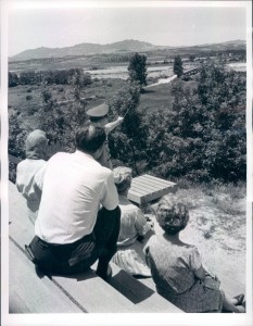 2. Guida Turistica nella localit à di Panmunjom, Corea,  1966