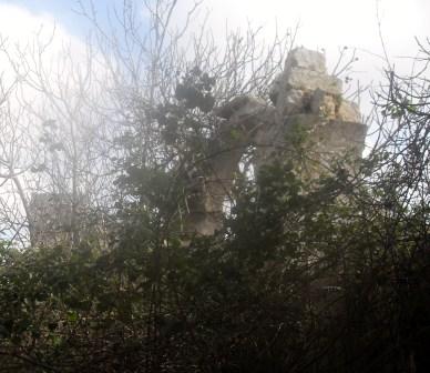 Rudere di arco portante ogivale destro del corpo centrale della chiesa (foto di Romualdo Rossetti)