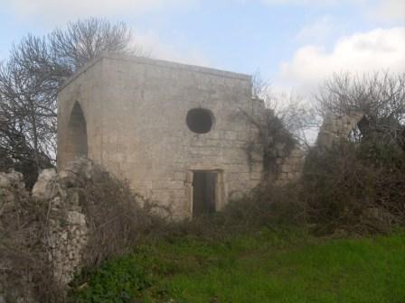 Porta secondaria con finestra ellittica lato sinistro dell_edificio (foto Romualdo Rossetti)