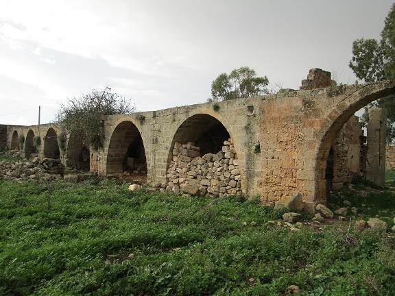 Vista esterna delle suppenne della Masseria Donna Menga (foto di Maria Grazia Presicce) 