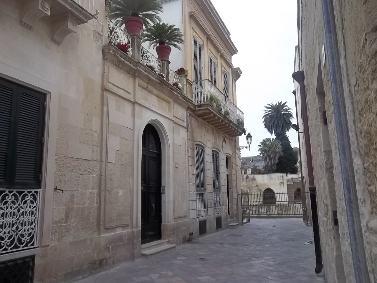 Lecce, centro storico. Il palazzo a due piani, che si affaccia sul monumentale teatro greco, fu l’abitazione di Giuseppe Manzo, a due passi dal suo reale laboratorio, oggi proprietà del nipote Dino Manzo