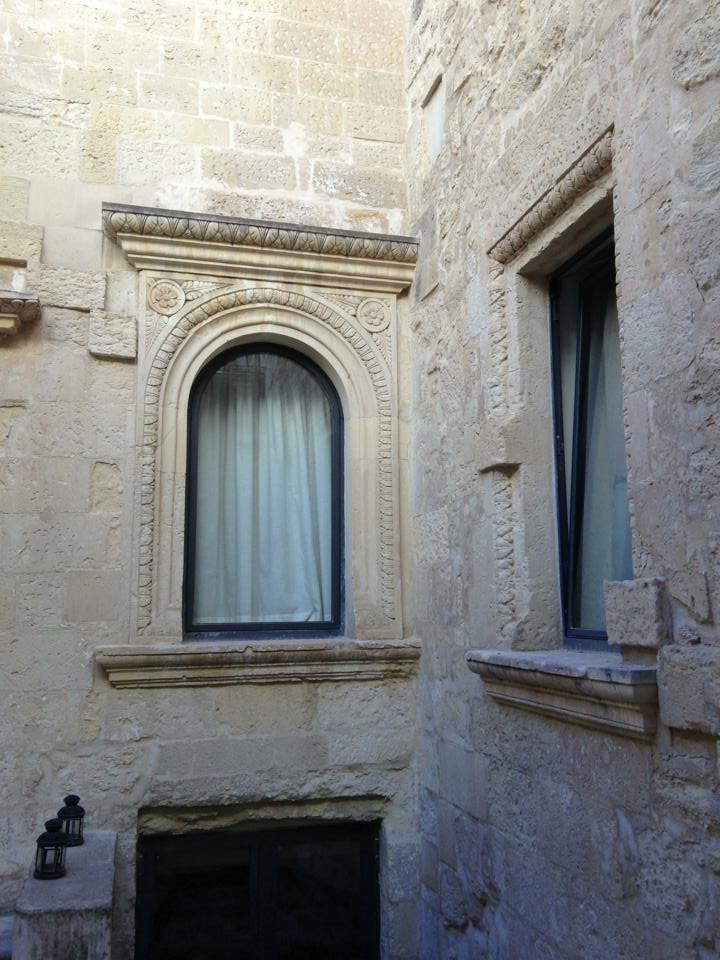 Finestre nel cortile del Palazzo Giaconìa