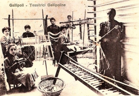 immagine tratta da http://www.piazzasalento.it/wp-content/uploads/2012/03/Tessitrici-gallipoline.-Cartolina-Ed.-G.Stefanelli-1910-ca-Collezione-privata-di-C-Perrone-gallipoli-475x329.jpg