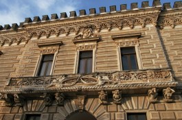 Su due dettagli della decorazione della facciata dell’attuale Municipio (Palazzo Personè) di Nardò