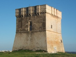 A noi salentini piace esagerare, pure con le torri costiere …