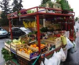 Vendere frutta in strada?  non si può