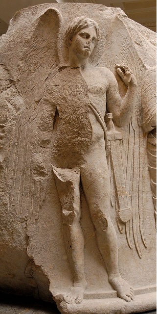 Thanatos, in figura di giovane alato armato di spada. Tempio di Artemide ad Efeso (fine del IV secolo a. C.); immagine tratta da http://it.wikipedia.org/wiki/Tanato#mediaviewer/File:Column_temple_Artemis_Ephesos_BM_Sc1206_n3.jpg 