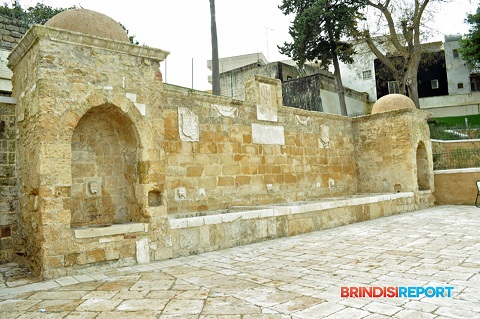 La fontana di Tancredi oggi (immagine tratta da http://www.brindisireport.it/cronaca/la-costruzione-di-un-palazzo-a-ridosso-della-antichissima-Fontana-di-Tancredi-a-Brindisi.html)