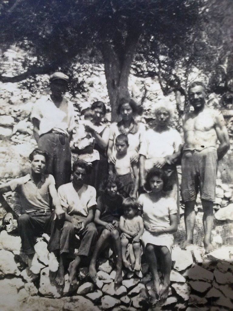 Estate 1942 al Serritu, con nonni e zii e zie materni