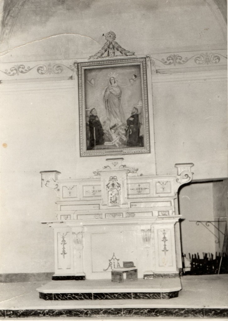 Foto 3: Supersano, Ex Chiesa confraternale, Altare maggiore, Immacolata Concezione della B. V. Maria con S. Antonio e S. Francesco (bassorilievo in cartapesta policroma, XVIII - XIX secolo).