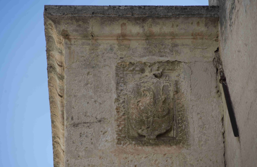 Fig. 1 - Manduria, edificio di via Marco Gatti n° 5, stemma (foto di Giuseppe D’Angeli)