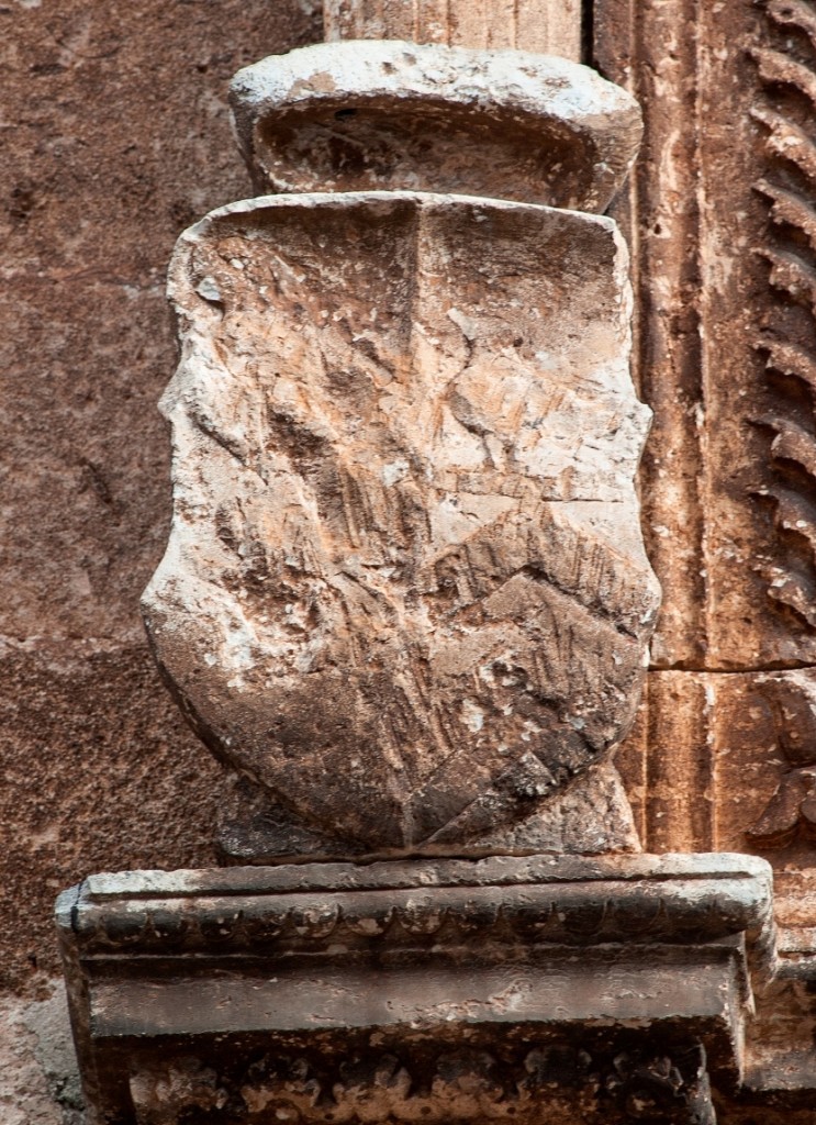 Fig. 4 - Manduria, Chiesa Matrice, particolare del primo stemma della coppia superiore, recante il partito Bonifacio/Cicara (foto di Giuseppe D’Angeli)